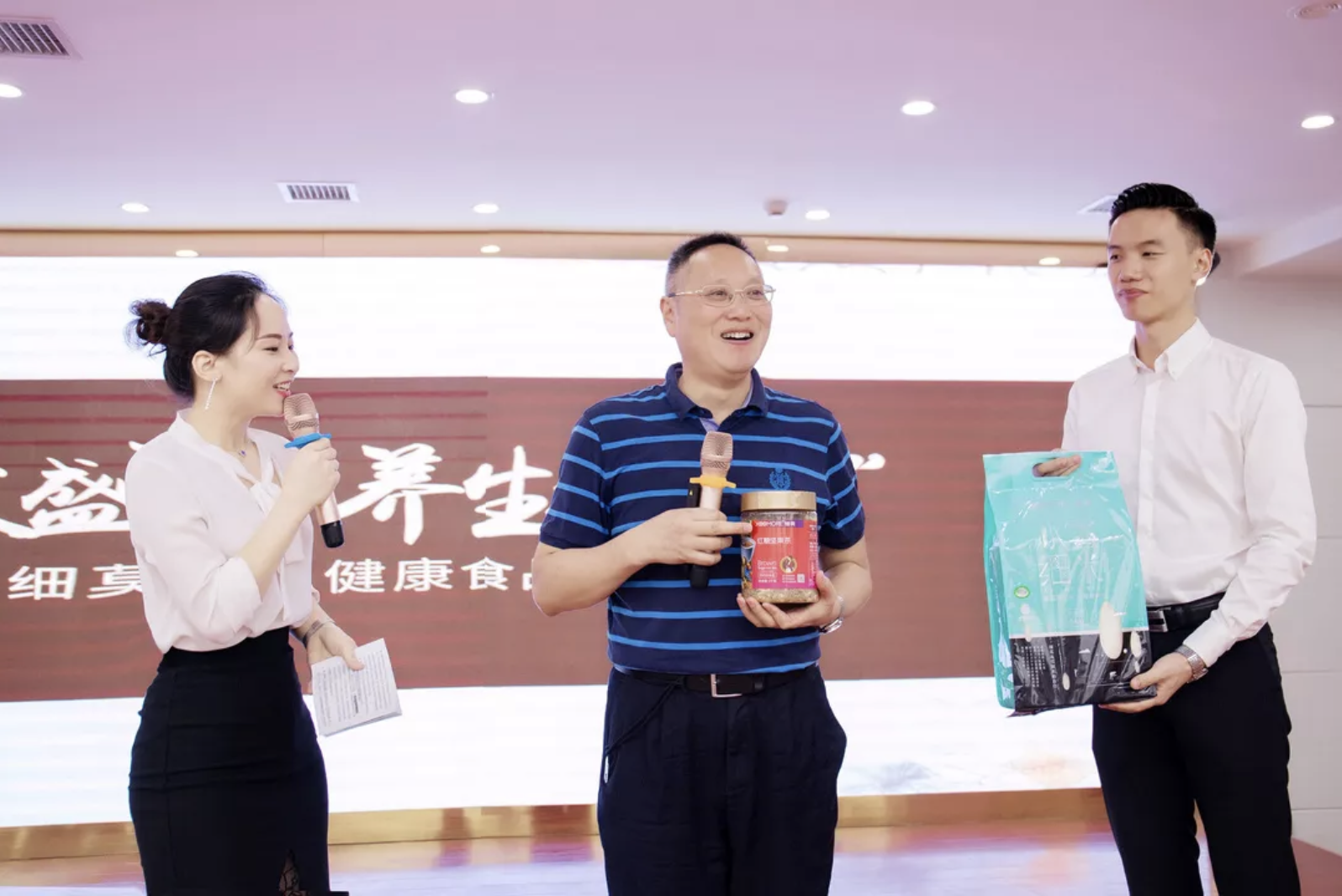 中医养生专家李定文教授为细莫红糖坚果茶打CALL！